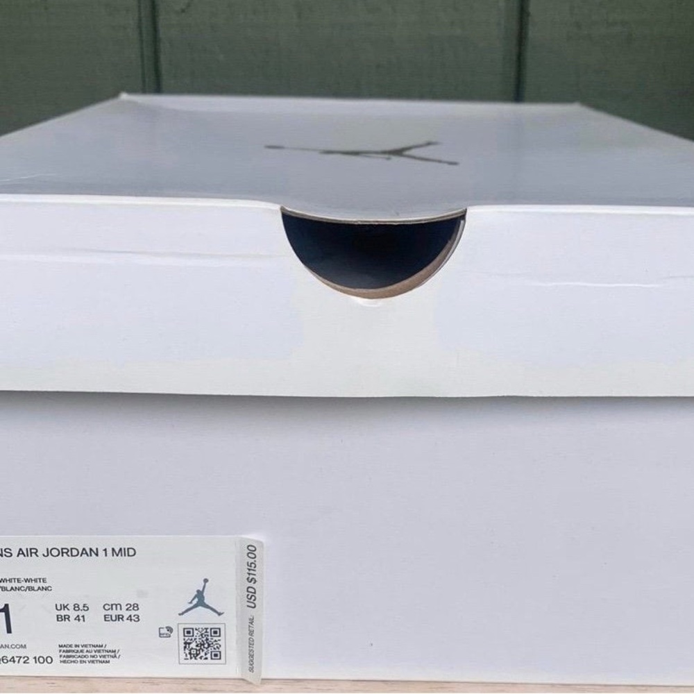 Air Jordan 1 Mid Triple White Patent Swoosh BQ6472-100 Women’s Size 11 Mens 9.5 - Picture 12 of 12